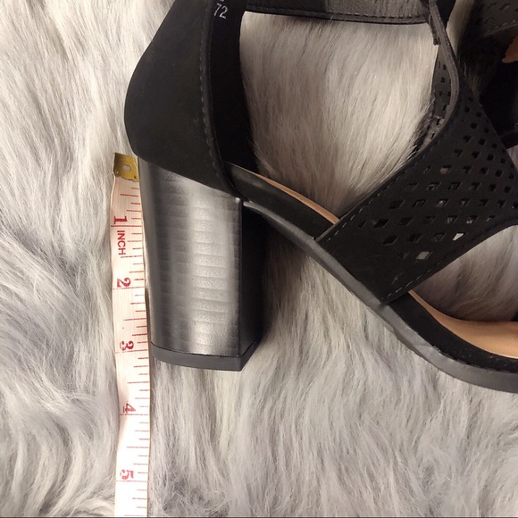 Black heel, open toe, perforated, block heel - Picture 5 of 6